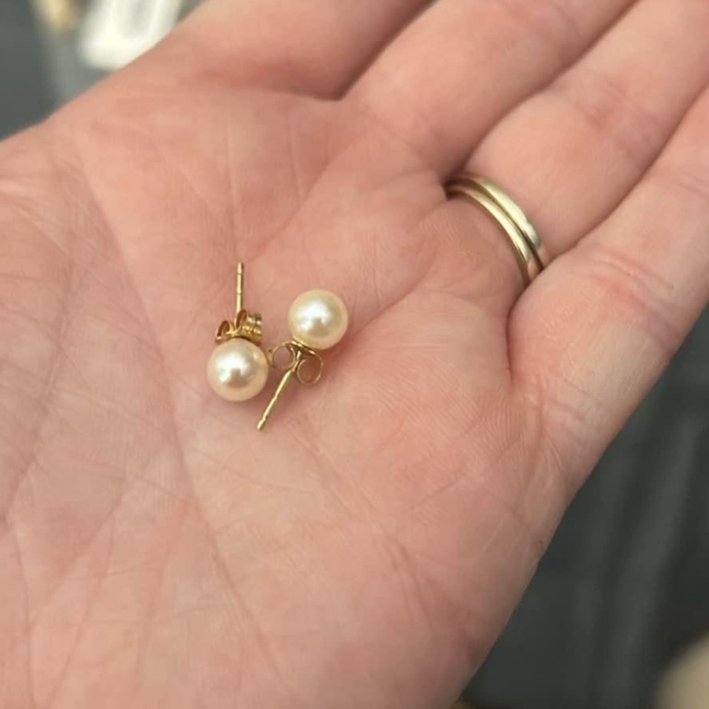 Like new Zales Elegant Gold Pearl Stud Earrings